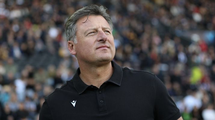 UDINE, ITALY - OCTOBER 25: Kosta Runjaic, manager of Udinese, looks on during the Serie A match between Udinese Calcio and US Lecce at Stadio Friuli on October 25, 2025 in Udine, Italy. (Photo by Timothy Rogers/Getty Images) Runjaic: “Atta giocatore straordinario ma può fare di più! Per Okoye non è semplice, non gioca da due mesi” - immagine 1