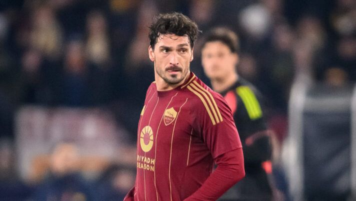 ROME, ITALY - JANUARY 30: Mats Hummels of AS Roma in action during the UEFA Europa League 2024/25 League Phase MD8 match between AS Roma and Eintracht Frankfurt at Stadio Olimpico on January 30, 2025 in Rome, Italy. (Photo by Fabio Rossi/AS Roma via Getty Images) Hummels: “Abbiamo le qualità per vincere, giochiamo per quello e in Serie A ora…” - immagine 1