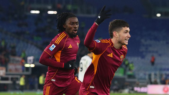 ROME, ITALY - JANUARY 10: Manu Kone with his teammates of AS Roma celebrates after scoring the opening goal during the Serie A match between AS Roma and US Sassuolo Calcio at Stadio Olimpico on January 10, 2026 in Rome, Italy. (Photo by Paolo Bruno/Getty Images) roma sassuolo