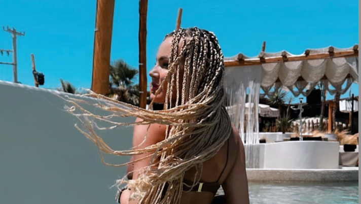 Dasha, fisico stratosferico. Lady Pinamonti sfoggia il suo lato B sexy in costume Dasha, fisico stratosferico. Lady Pinamonti sfoggia il suo lato B sexy in costume - immagine 1