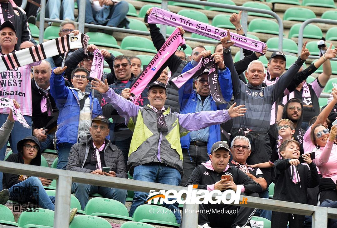 FOTOTIFO Palermo-Cittadella 0-1, gli scatti ai tifosi al “Renzo Barbera” (GALLERY) - immagine 79