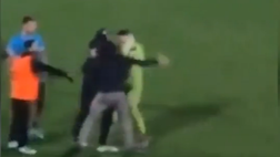 Cesena, il padre di Shpendi invade il campo e aggredisce il portiere avversario
