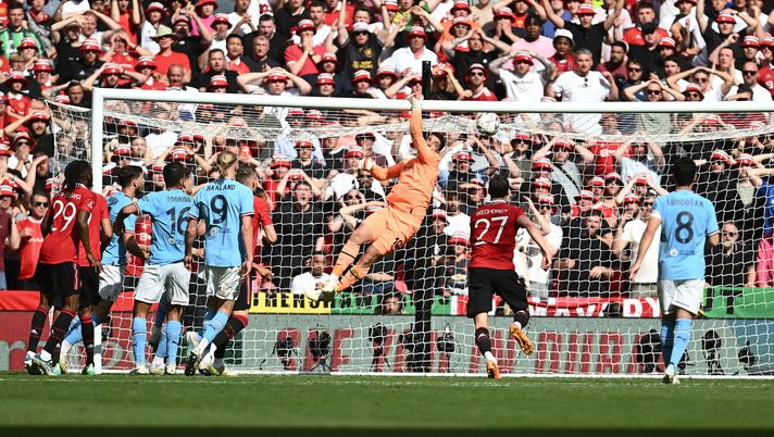 LONDON, ENGLAND - JUNE 03: Stefan Ortega of Manchester City makes a save during the Emirates FA Cup Final between Manchester City and Manchester United at Wembley Stadium on June 03, 2023 in London, England. (Photo by Mike Hewitt/Getty Images) Il Cigno vs Pep: “Il portiere di riserva in un derby in finale non è professionale” - immagine 1