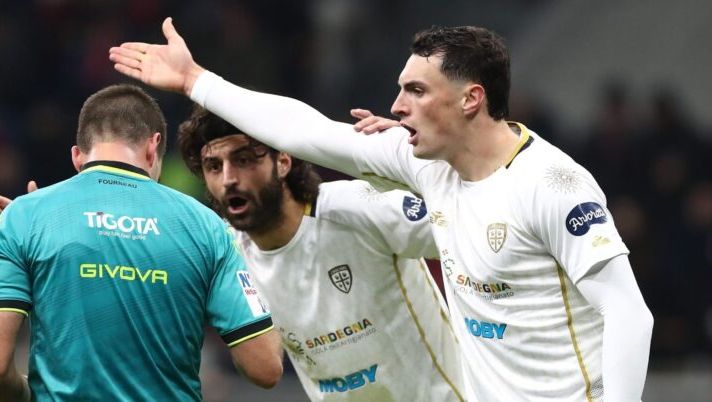MILAN, ITALY - JANUARY 11: Referee Francesco Fourneau disputes with Sebastiano Luperto and Nadir Zortea of Cagliari Calcio during the Serie A match between AC Milan and Cagliari Calcio at Stadio Giuseppe Meazza on January 11, 2025 in Milan, Italy. (Photo by Marco Luzzani/Getty Images) BREAKING – Ammonizione per Zortea: giornata da ricalcolare al fantacalcio - immagine 1