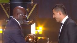 VIDEO / Weah gli consegna il Pallone d’Oro e Rodri si commuove