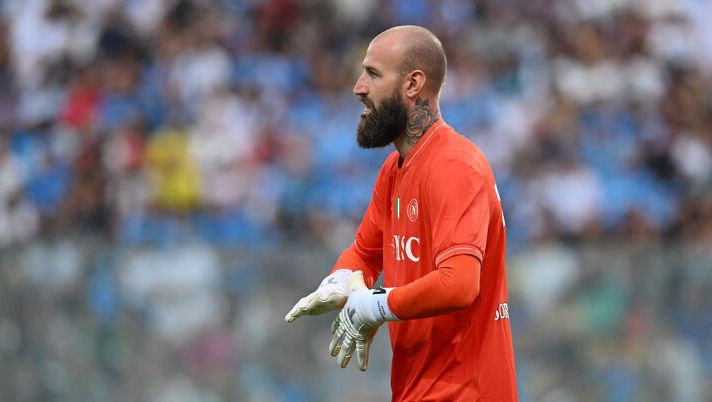CASTEL DI SANGRO, ITALY - AUGUST 14: Vanja Milinkovic Savic of Napoli looks on during the pre-season friendly match between Napoli and Olympiacos at Stadio Teofilo Patini on August 14, 2025 in Castel di Sangro, Italy. (Photo by Giuseppe Bellini/Getty Images) Sassuolo-Napoli, le formazioni ufficiali: la scelta su Milinkovic! C’è Koné, fuori Lang e Fadera - immagine 1