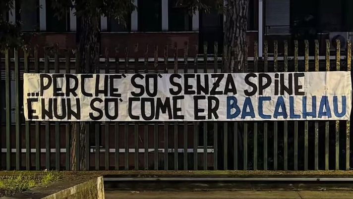Roma, lo sfottò anti Porto fuori l’Olimpico è virale: “Nun so come er bacalhau” Roma, lo sfottò anti Porto fuori l’Olimpico è virale: “Nun so come er bacalhau” - immagine 1