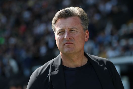 UDINE, ITALY - APRIL 06: Udinese manager Kosta Runjaic looks on during the Serie A match between Udinese Calcio and Como 1907 at Stadio Friuli on April 06, 2026 in Udine, Italy. (Photo by Timothy Rogers/Getty Images) Milan-Udinese, rossoneri avvisati: difesa friulana tra le prime per questo dato- immagine 3
