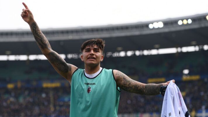 VERONA, ITALY - MARCH 09: Santiago Castro of Bologna celebrates during the Serie A match between Verona and Bologna at Stadio Marcantonio Bentegodi on March 09, 2025 in Verona, Italy. (Photo by Alessandro Sabattini/Getty Images) Leghe Fantacalcio, ecco la spiegazione al 6 in pagella di Castro contro l’Inter - immagine 1