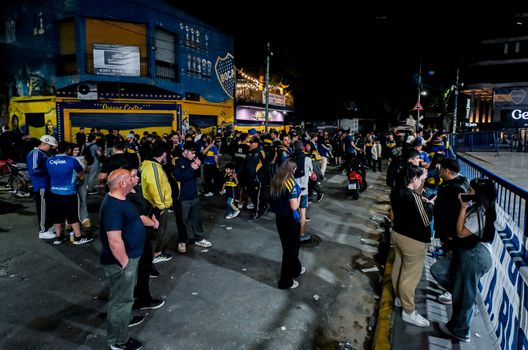 La coda di persone fuori dalla Bombonera per dare l'ultimo saluto a Russo. (Foto di Marcelo Endelli/Getty Images) Paredes non sarà presente al funerale di Russo: “Avrebbe voluto così. Domani giocherò per lui”- immagine 3