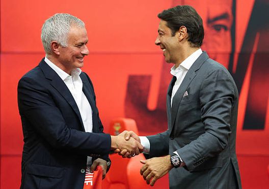 Le foto della presentazione di José Mourinho come nuovo allenatore del Benfica. (Foto di Patricia De Melo Moreira/AFP via Getty Images) Mourinho, le prime dichiarazioni: “Al Fenerbahçe ho sbagliato, non era il mio livello. Il Benfica lo è”- immagine 3
