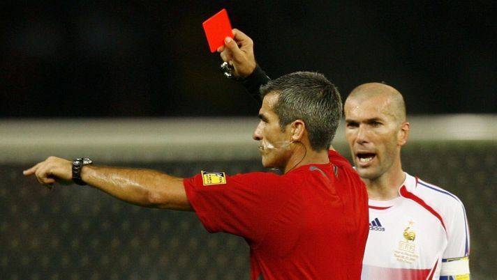 BERLIN - JULY 09: Zinedine Zidane of France is shown the red card by Referee Horacio Elizondo of Argentina during the FIFA World Cup Germany 2006 Final match between Italy and France at the Olympic Stadium on July 9, 2006 in Berlin, Germany. (Photo by Michael Steele/Getty Images) testata zidane materazzi