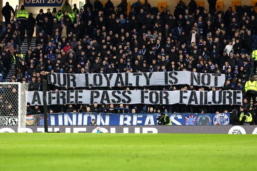 GLASGOW, SCOZIA - 12 GENNAIO: I tifosi dei Rangers FC mostrano uno striscione con la scritta 'La nostra lealtà non è un lasciapassare per il fallimento', prima della partita di Premiership William Hill tra Rangers FC e St. Johnstone FC all'Ibrox Stadium il 12 gennaio 2025 a Glasgow, Scozia. (Foto di Ian MacNicol/Getty Images) Rangers Panathinaikos