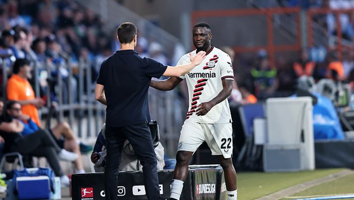 BOCHUM, GERMANY - MAY 12: Victor Boniface of Bayer Leverkusen interacts with Xabi Alonso, Head Coach of Bayer Leverkusen, as he is substituted off during the Bundesliga match between VfL Bochum 1848 and Bayer 04 Leverkusen at Vonovia Ruhrstadion on May 12, 2024 in Bochum, Germany. (Photo by Christof Koepsel/Getty Images) Boniface visite