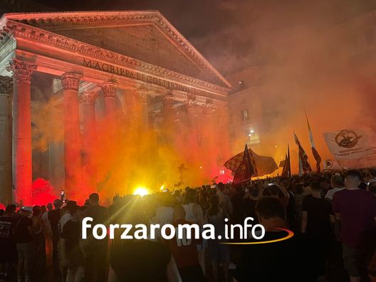 Foto MM La Roma compie 96 anni. I tifosi colorano la città. Coreografia sull’Isola Tiberina- immagine 5