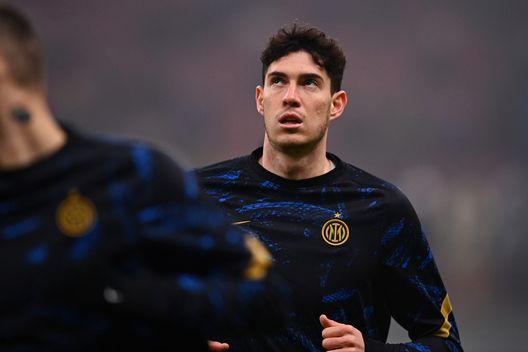 MILAN, ITALY - DECEMBER 22: Alessandro Bastoni of FC Internazionale warms up ahead before the Serie A match between FC Internazionale and Torino FC at Stadio Giuseppe Meazza on December 22, 2021 in Milan, Italy. (Photo by Mattia Ozbot - Inter/Inter via Getty Images) Inter, 5 gol subiti e miglior difesa della Serie A: i numeri premiano Inzaghi- immagine 2
