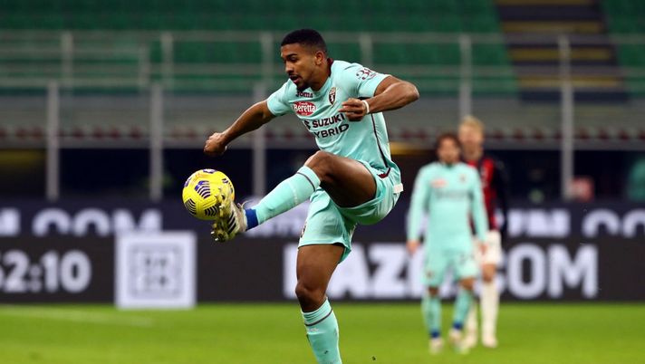 MILAN, ITALY - JANUARY 09: Gleison Bremer of Torino F.C. jumps to control the ball during the Serie A match between AC Milan and Torino FC at Stadio Giuseppe Meazza on January 09, 2021 in Milan, Italy. Sporting stadiums around Italy remain under strict restrictions due to the Coronavirus Pandemic as Government social distancing laws prohibit fans inside venues resulting in games being played behind closed doors. (Photo by Marco Luzzani/Getty Images) La corsa che può salvare - immagine 1