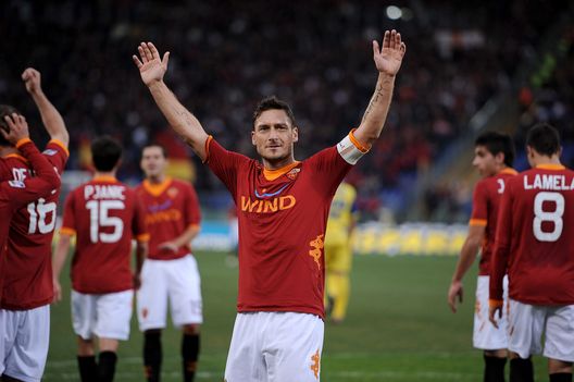 Francesco Totti esulta dopo il gol realizzato contro il Chievo Verona allo Stadio Olimpico, nel gennaio del 2012. (Foto di Luciano Rossi/AS Roma via Getty Images) Scendi in campo con CUR: gioca con le leggende del calcio italiano- immagine 2