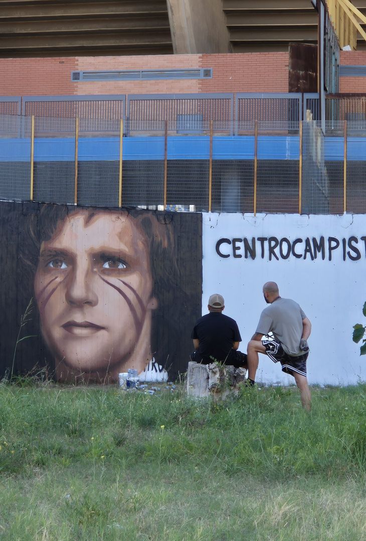 Murales in corso al Maradona: raffigurate tre leggende del Napoli – LA GALLERY - immagine 2