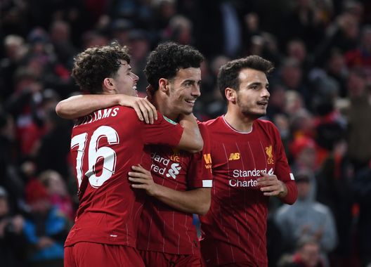 LIVERPOOL, INGHILTERRA - 30 OTTOBRE: Curtis Jones del Liverpool festeggia il quinto gol con Neco Williams durante la partita degli ottavi di finale di Coppa di Lega tra Liverpool e Arsenal ad Anfield, il 30 ottobre 2019 a Liverpool, Inghilterra. (Foto di Laurence Griffiths/Getty Images) Liverpool-Arsenal, tra miracoli e tragedie: le 5 sfide che hanno fatto la storia- immagine 6
