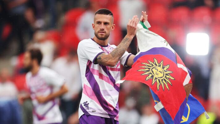 PRAGUE, CZECH REPUBLIC - JUNE 07: Cristiano Biraghi of ACF Fiorentina applauds the fans during warm up prior to the UEFA Europa Conference League 2022/23 final match between ACF Fiorentina and West Ham United FC at Eden Arena on June 07, 2023 in Prague, Czech Republic. (Photo by Alex Grimm/Getty Images) Biraghi: “Finale? Capisco la delusione dei tifosi. Fino a quando sarò io il capitano…” - immagine 1