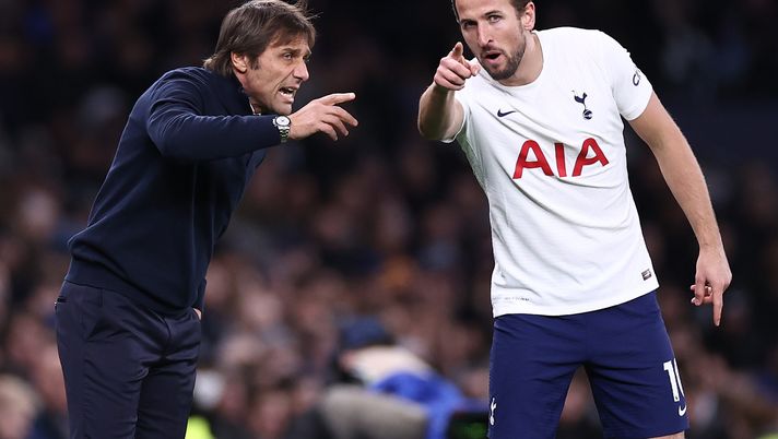 LONDON, ENGLAND - NOVEMBER 21: Antonio Conte, Manager of Tottenham Hotspur speaks to Harry Kane of Tottenham Hotspur during the Premier League match between Tottenham Hotspur and Leeds United at Tottenham Hotspur Stadium on November 21, 2021 in London, England. (Photo by Ryan Pierse/Getty Images) Camozzi: “Conte ridarà la compattezza dei tempi di Spalletti, vi spiego” - immagine 1