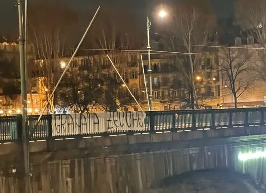 Provocazione juventina pre-derby: nella notte striscioni sotto la Maratona- immagine 2