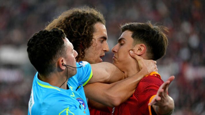 ROME, ITALY - APRIL 06: Matteo Guendouzi of SS Lazio and Paolo Dybala of AS Roma recats during the Serie A TIM match between AS Roma and SS Lazio - Serie A TIM at Stadio Olimpico on April 06, 2024 in Rome, Italy. (Photo by Marco Rosi - SS Lazio/Getty Images) Dybala e la lite di Guendouzi: “Ci siamo detti di tutto. Ha la lingua lunga specie con…” - immagine 1