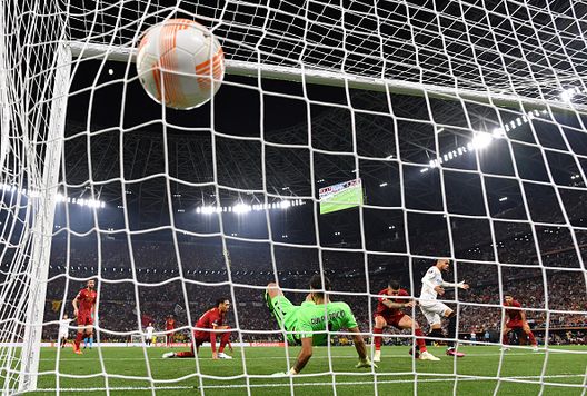 Lo sfortunato autogol di Mancini che regala il pareggio al Siviglia nella finale di Budapest. (Photo by Justin Setterfield/Getty Images) La Roma e l’Europa League: l’andamento dei giallorossi nella seconda competizione europea- immagine 6