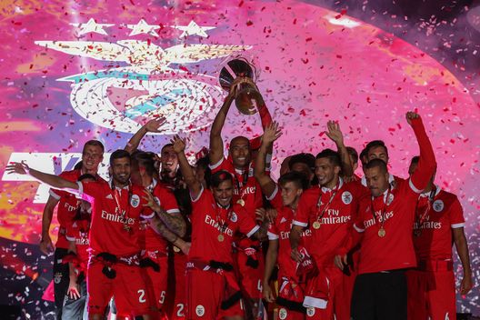 Aveiro, Portogallo - 5 agosto 2017: Giocatori del Benfica col trofeo della Supercoppa. (Foto di Carlos Rodrigues/Getty Images) Verso il Mondiale per Club: Benfica, la grande potenza del Portogallo- immagine 3