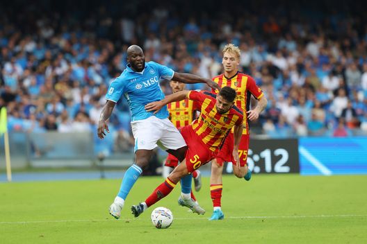 NAPLES, ITALY - OCTOBER 26: Romelu Lukaku of Napoli battles for possession with Santiago Perotti of Lecce during the Serie A match between Napoli and Lecce at Stadio Diego Armando Maradona on October 26, 2024 in Naples, Italy. (Photo by Francesco Pecoraro/Getty Images) Lecce, la probabile formazione: tutto su Krstovic. Pierotti assenza che pesa- immagine 2