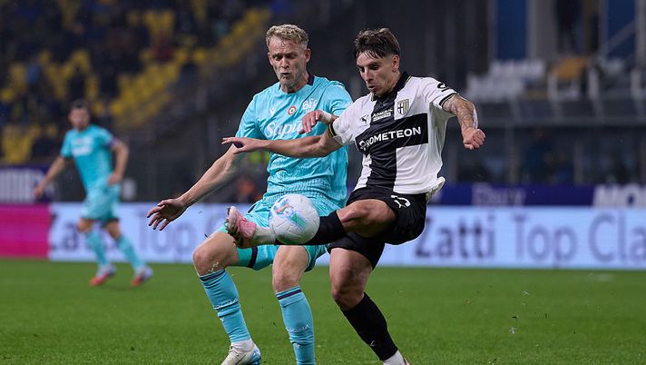 PARMA, ITALY - NOVEMBER 02: Adrian Bernabe of Parma Calcio competes for the ball with Jens Odgaard of Bologna FC during the Serie A match between Parma Calcio 1913 and Bologna FC 1909 at Stadio Ennio Tardini on November 02, 2025 in Parma, Italy. (Photo by Emmanuele Ciancaglini/Getty Images) Bologna-Parma, ottavi di finale di Coppa Italia