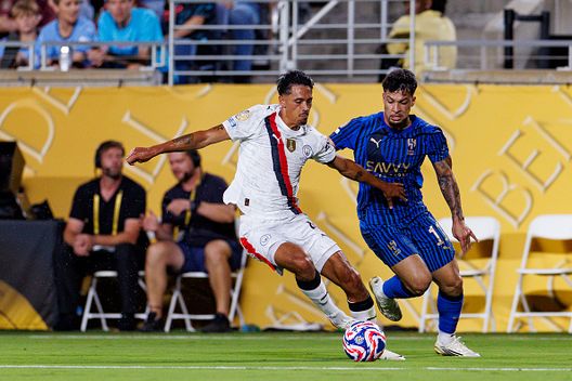 Tijjani Reijnders del Manchester City (a sinistra) viene sfidato da Marcos Leonardo dell'Al Hilal (a destra) durante la partita degli ottavi di finale della Coppa del Mondo per Club FIFA 2025 tra Manchester City e Al-Hilal al Camping World Stadium il 30 giugno 2025 a Orlando, Stati Uniti Manchester City-Al Hilal, italiani in campo: da Koulibaly a Reijnders- immagine 5