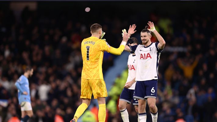 MANCHESTER, INGHILTERRA - 23 NOVEMBRE: Guglielmo Vicario e Radu Dragusin del Tottenham Hotspur festeggiano la vittoria dopo la partita di Premier League tra Manchester City FC e Tottenham Hotspur FC all'Etihad Stadium il 23 novembre 2024 a Manchester, Inghilterra. (Foto di Naomi Baker/Getty Images) Tottenham, Dragusin in campo dopo 11 mesi: “Bello tornare, è stato un periodo difficile” - immagine 1
