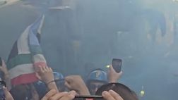 Cori e fumogeni, il pullman del Napoli arriva al Maradona: atmosfera da brividi!