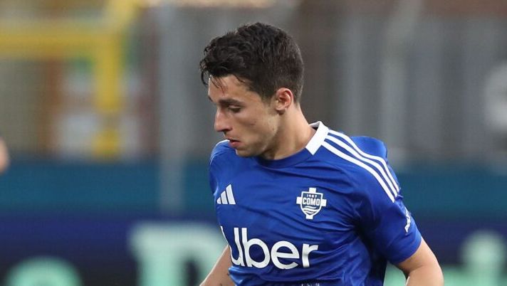 COMO, ITALY - APRIL 13: Anastasios Douvikas of Como 1907 in action during the Serie A match between Como 1907 and Torino FC at Stadio G. Sinigaglia on April 13, 2025 in Como, Italy. (Photo by Marco Luzzani/Getty Images) Como, da Butez a Strefezza e Douvikas: le ultimissime sulla formazione! Fadera out - immagine 1