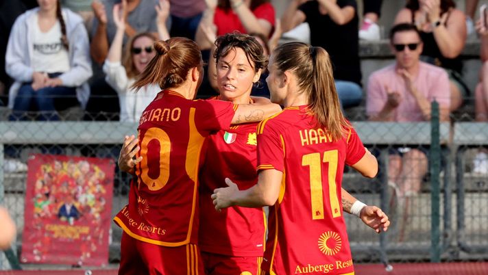 ROME, ITALY - OCTOBER 15: Valentina Giacinti of AS Roma celebrates after scoring a goal during the Women Serie A match between AS Roma and FC Internazionale at Stadio Tre Fontane on October 15, 2023 in Rome, Italy. (Photo by Giampiero Sposito/Getty Images) Roma femminile, Giacinti premiata migliore giocatrice della passata stagione - immagine 1