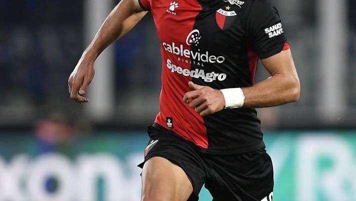CORDOBA, ARGENTINA - JUNE 29: Santiago Daniel Pierotti of Colon runs with the ball during a round of sixteen first leg match between Talleres and Colon as part of Copa CONMEBOL Libertadores 2022 at Mario Alberto Kempes Stadium on June 29, 2022 in Cordoba, Argentina. (Photo by Hernan Cortez/Getty Images) Gazzetta – Bologna su Pierotti, Barrow prima uscita? - immagine 1