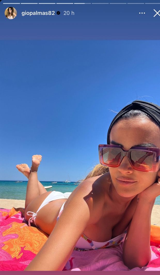 Giorgia Palmas, il lato B in spiaggia è da urlo. Selfie super sexy per lady Magnini- immagine 2