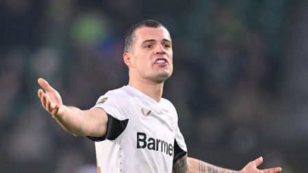 WOLFSBURG, GERMANY - FEBRUARY 08: Granit Xhaka of Leverkusen gestures during the Bundesliga match between VfL Wolfsburg and Bayer 04 Leverkusen at Volkswagen Arena on February 08, 2025 in Wolfsburg, Germany. (Photo by Stuart Franklin/Getty Images) milan-xhaka-vlahovic-darwin-nunez-calciomercato-aggiornamenti-oggi-moretto-fabrizio-romano-video-youtube-news-ultima-ora-2
