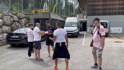 VIDEO Ritiro Palermo, tifosi incontrano i rosa: Massolo scherza sul suo futuro