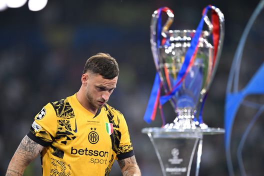 MUNICH, GERMANY - MAY 31: Marko Arnautovic of FC Internazionale looks dejected as he walks past the UEFA Champions League trophy after defeat to Paris Saint-Germain during the UEFA Champions League Final 2025 between Paris Saint-Germain and FC Internazionale Milano at Munich Football Arena on May 31, 2025 in Munich, Germany. (Photo by Justin Setterfield/Getty Images)