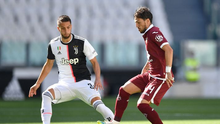 TURIN, ITALY - JULY 04: Simone Verdi (R) of Torino FC is challenged by Rodrigo Bentancur of Juventus during the Serie A match between Juventus and Torino FC at Allianz Stadium on July 4, 2020 in Turin, Italy. (Photo by Valerio Pennicino/Getty Images) Torino, Verdi nota lieta del Derby: ora c’è bisogno di lui col Brescia - immagine 1