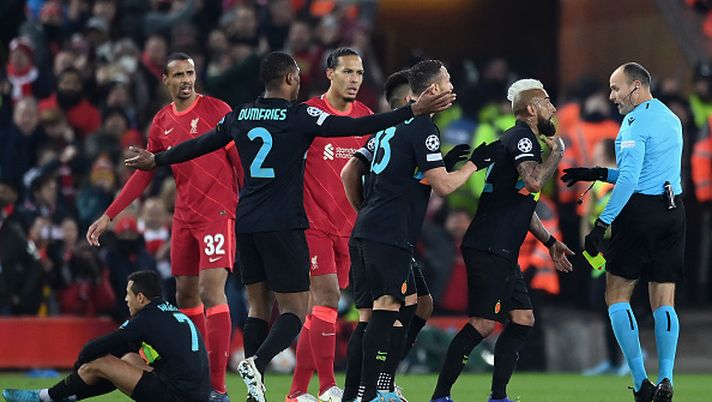LIVERPOOL, ENGLAND - MARCH 08: Referee Antonio Mateu Lahoz sends off Alexis Sanchez of Inter Milan as players react during the UEFA Champions League Round Of Sixteen Leg Two match between Liverpool FC and FC Internazionale at Anfield on March 08, 2022 in Liverpool, England. (Photo by Michael Regan/Getty Images) Inter-Liverpool, l’angolo tattico: come giocano Cristian Chivu e Arne Slot - immagine 1