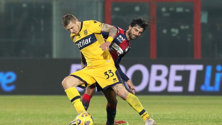 CROTONE, ITALY - DECEMBER 22: Sebastioano Luperto of Crotone competes for the ball with Juraj Kucka of Parma during the Serie A match between FC Crotone and Parma Calcio at Stadio Comunale Ezio Scida on December 22, 2020 in Crotone, Italy. (Photo by Maurizio Lagana/Getty Images) Parma, lavoro differenziato per Gagliolo e Kucka. Karamoh out a Torino - immagine 1