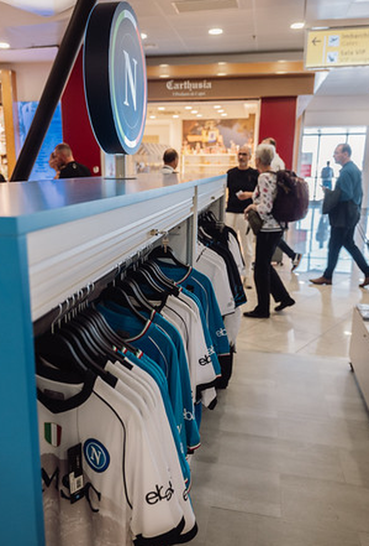 Nuovo pop-up store del Napoli a Capodichino: le immagini dall'Aeroporto