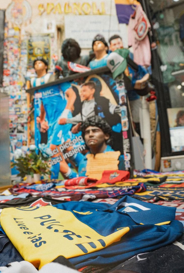 Il Genoa ha omaggiato Diego Armando Maradona attraverso la maglia numero 10, ispirata all'amicizia del grifone con il Boca Juniors.