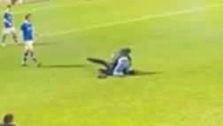VIDEO, follia in Inghilterra: tifoso aggredisce steward