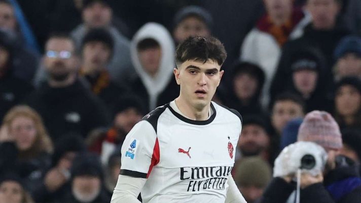 Davide Bartesaghi (difensore AC Milan), qui al termine di Roma-Milan 1-1 (Serie A 2025-2026) | News (Getty Images) Roma-Milan, fallo di mano Bartesaghi. Open Var: 'Rigore. Colombo ...'