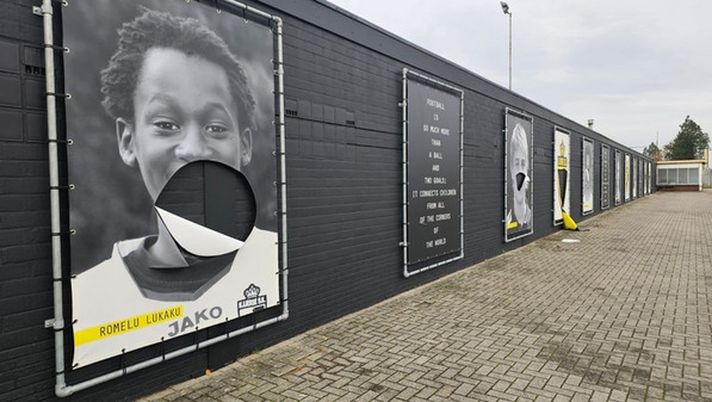 Belgio, vandalismo nel ritiro del Lierse: distrutta anche la gigantografia di Lukaku - immagine 1